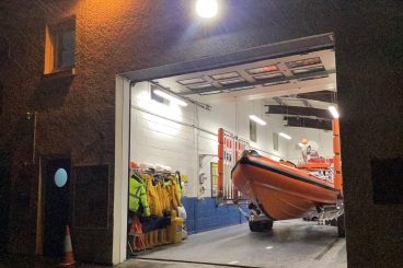 RNLI Tighnabruaich crew assist stranded yacht near Toward