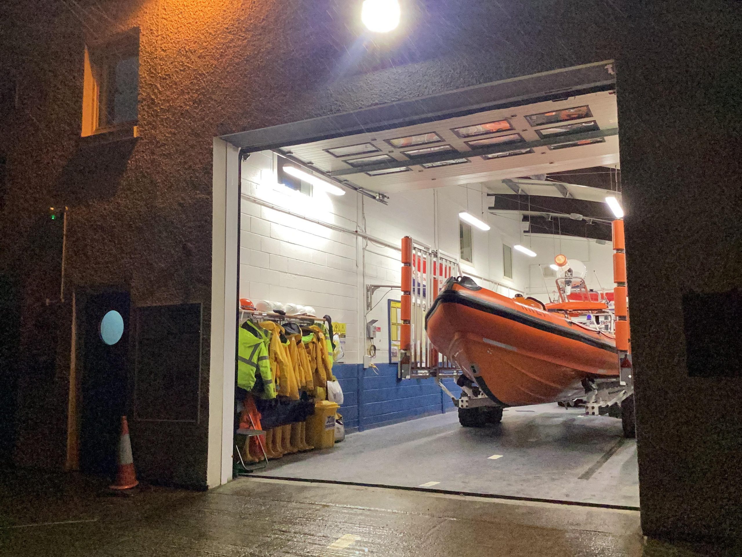 RNLI Tighnabruaich crew assist stranded yacht near Toward