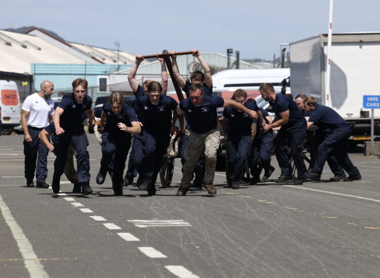 Scorching track, smoking gun, Clyde field gun crew get ready to run