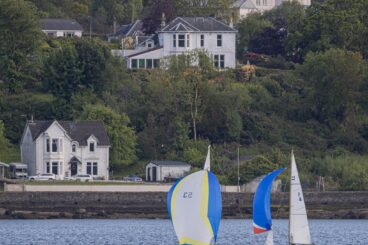 Holy Loch crews battle tide and fading winds