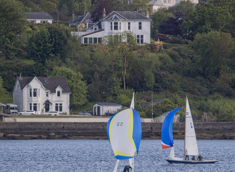 Holy Loch crews battle tide and fading winds