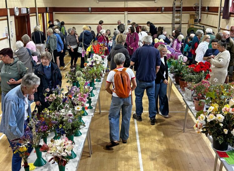 Bumper crowds visit Kyles Flower Show